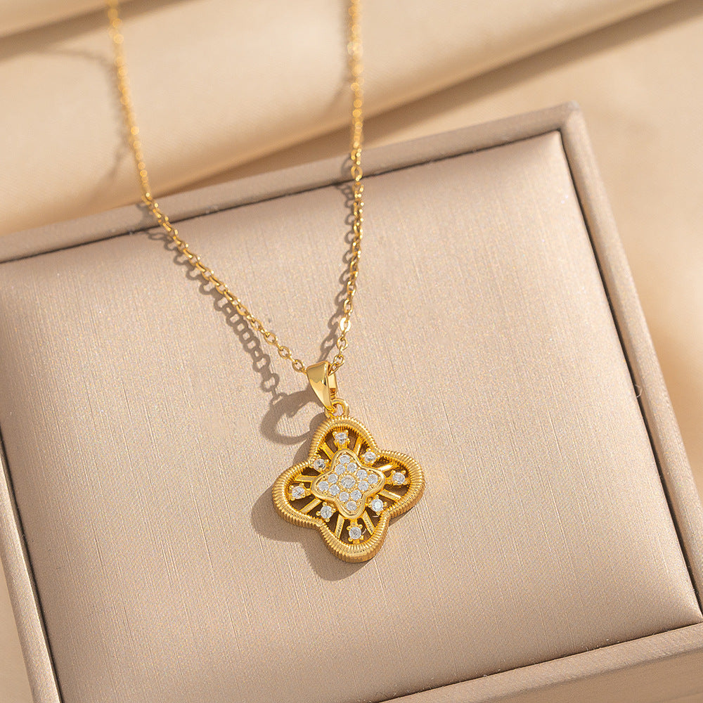 Collana con ciondolo a quadrifoglio geometrico vuoto di lusso in acciaio inossidabile con intarsio in zircone e placcatura in oro 18 carati da donna