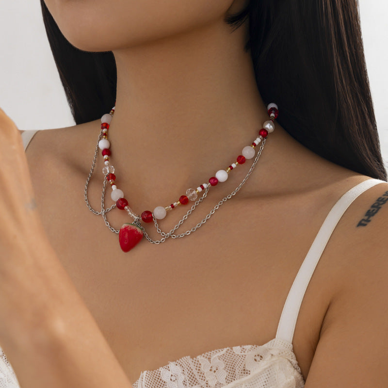 Collana con ciondolo a farfalla fragola rustico chic da donna con dettagli in perle sintetiche e frange su catena di perle