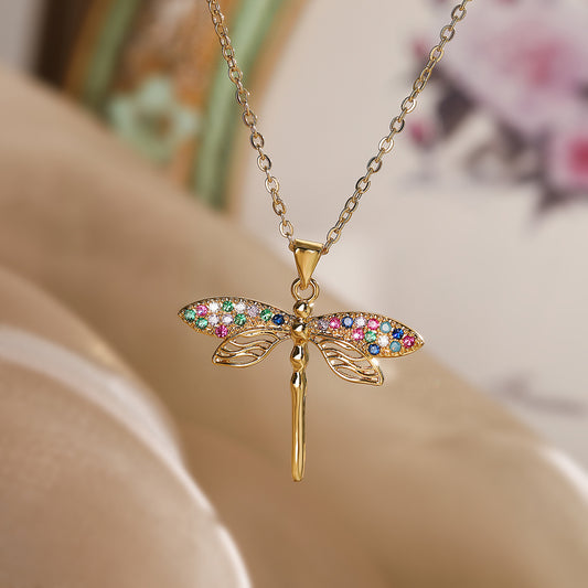 Collar colgante de libélula minimalista para mujer con base de cobre chapado en oro de 18 quilates e incrustaciones de circonita