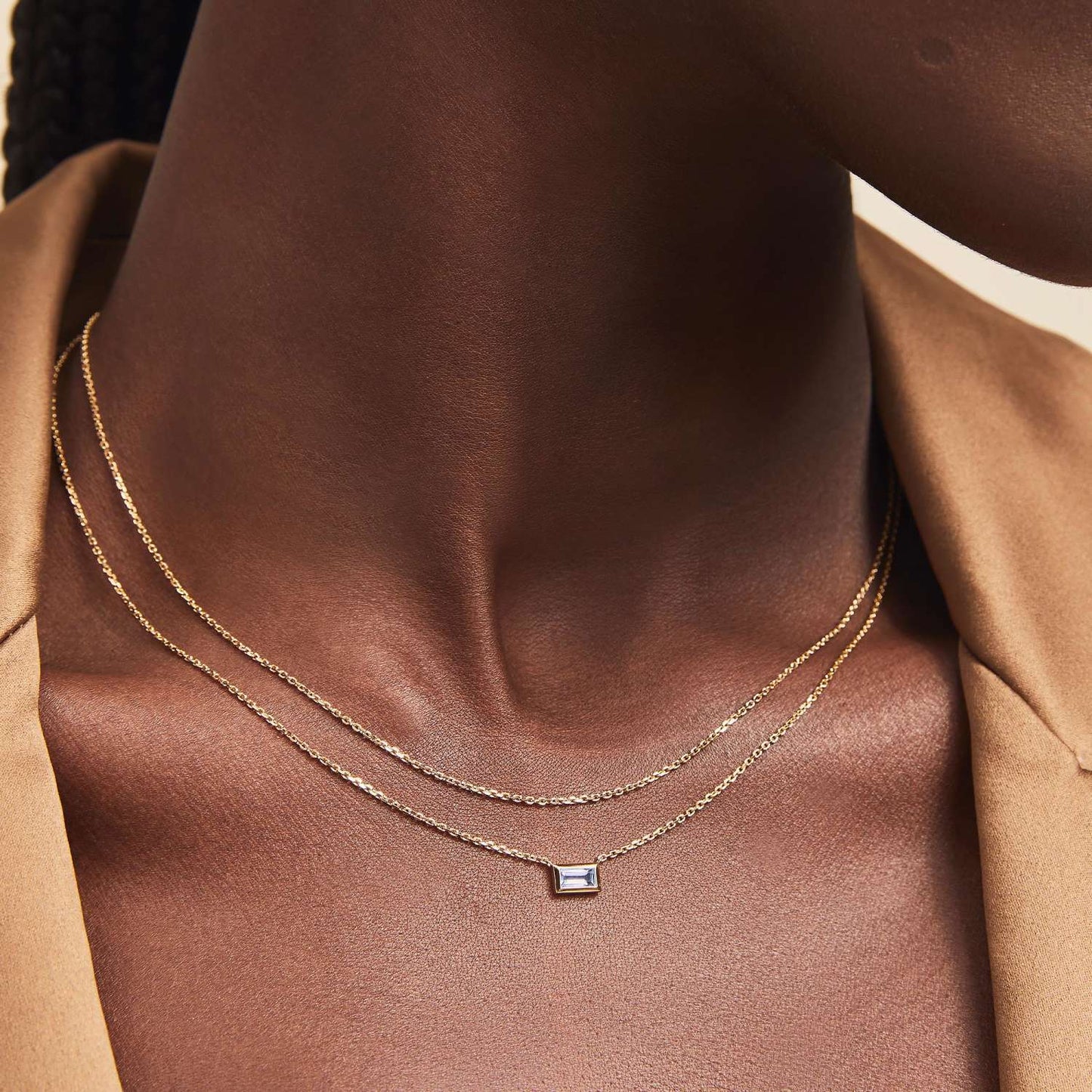 Collana Minimalista Geometrica a Doppio Strato in Acciaio al Titanio con Ciondolo in Zirconia Cubica Azzurro Cielo e Catena Ondulata
