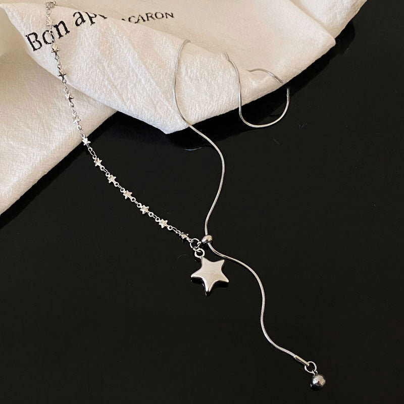 Collana con ciondolo a stella asimmetrica minimalista in rame placcato per donna, catena leggera per maglione con estetica di lusso