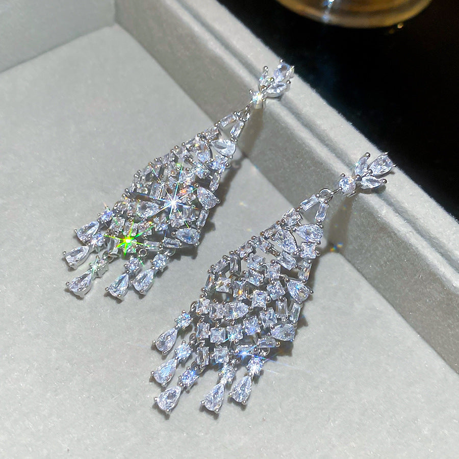 Orecchini a perno minimalisti a stella con perle e accenti di zirconi, su perni in acciaio ipoallergenico