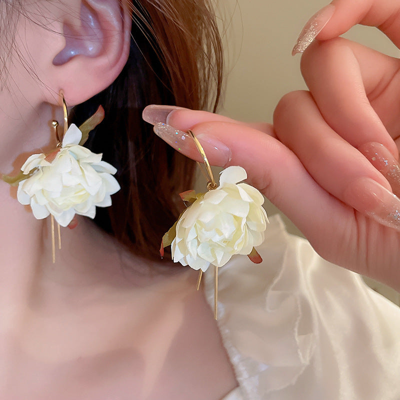 Orecchini a perno con perle e fiori delicati da donna, con perni in argento sterling 925 — Gioielli per l'orecchio freschi e dolci per primavera estate