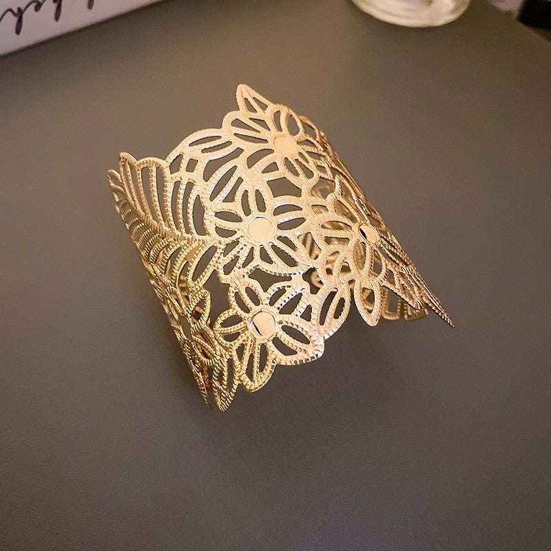Pulsera Cóncava Irregular Minimalista para Mujer en Aleación de Latón con Acabado Galvánico