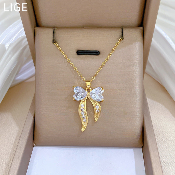Collana con Ciondolo a Forma di Cuore e Farfalla Minimalista Dolce con Strass da Donna in Acciaio al Titanio con Delicata Catena alla Clavicola