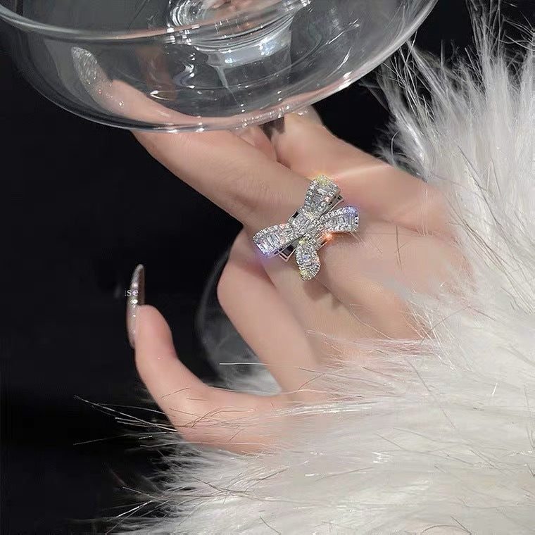 Collana in Acciaio al Titanio a Forma di Fiocco Dolce e Audace con Intarsio di Strass per Donna e Uomo, Stile Medaglione con Catena a Croce Regolabile