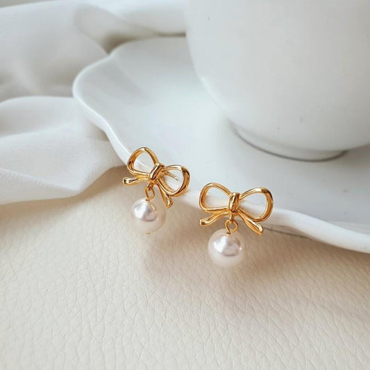 Orecchini a perno dolci con fiocco e perle in argento sterling 925 con design a goccia