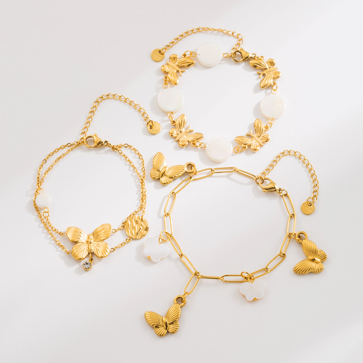 Elegante bracciale da donna con ciondolo a farfalla in stile vintage francese, realizzato in acciaio inossidabile con inserti in conchiglia naturale
