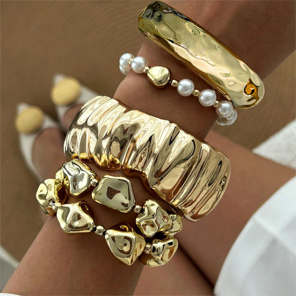 Bracciale da donna vintage con perline irregolari stropicciate in lega con finitura galvanizzata
