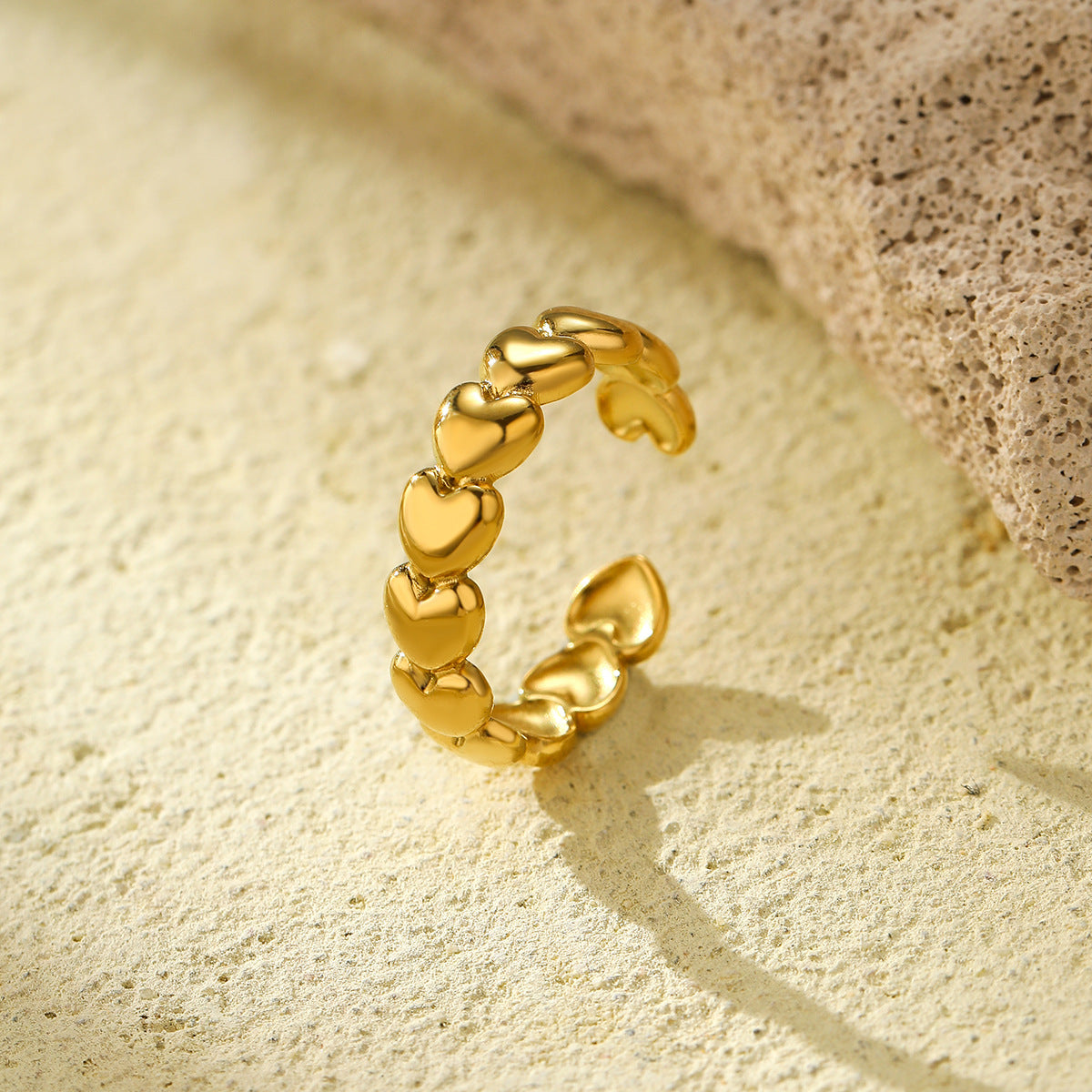 Anillo de acero inoxidable con forma de corazón, ajustable y a la moda para mujer con acabado chapado