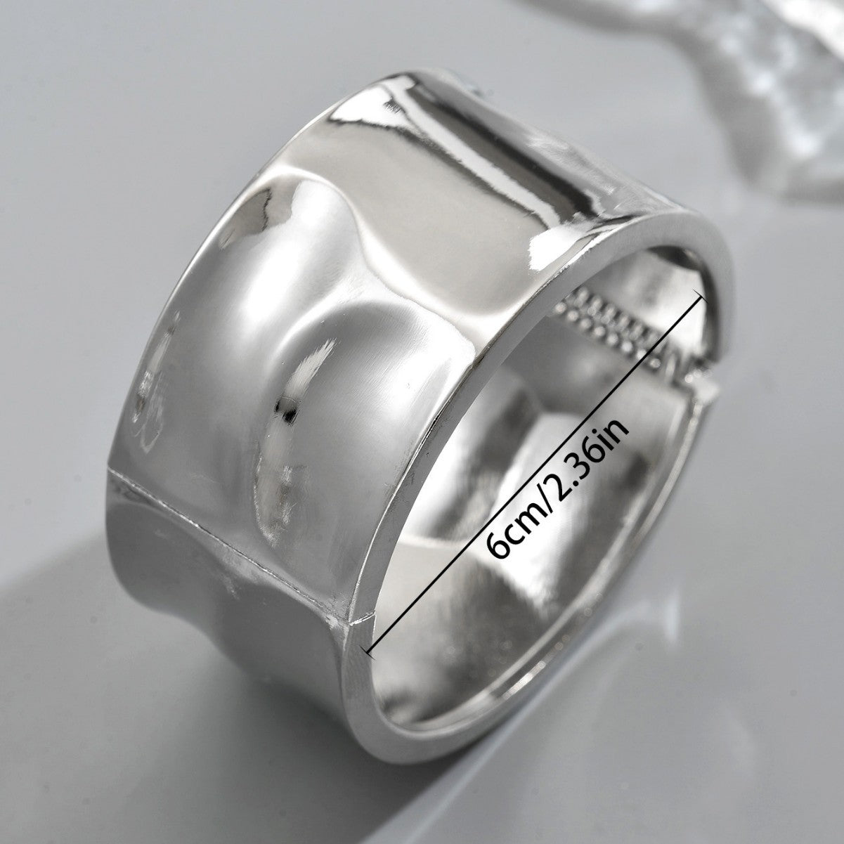 Pulsera Irregular de Moda de Aleación de Zinc con Acabado Chapado para Mujer, Diseño Circular Geométrico y Lunares, Brazalete Ancho Minimalista y Chic