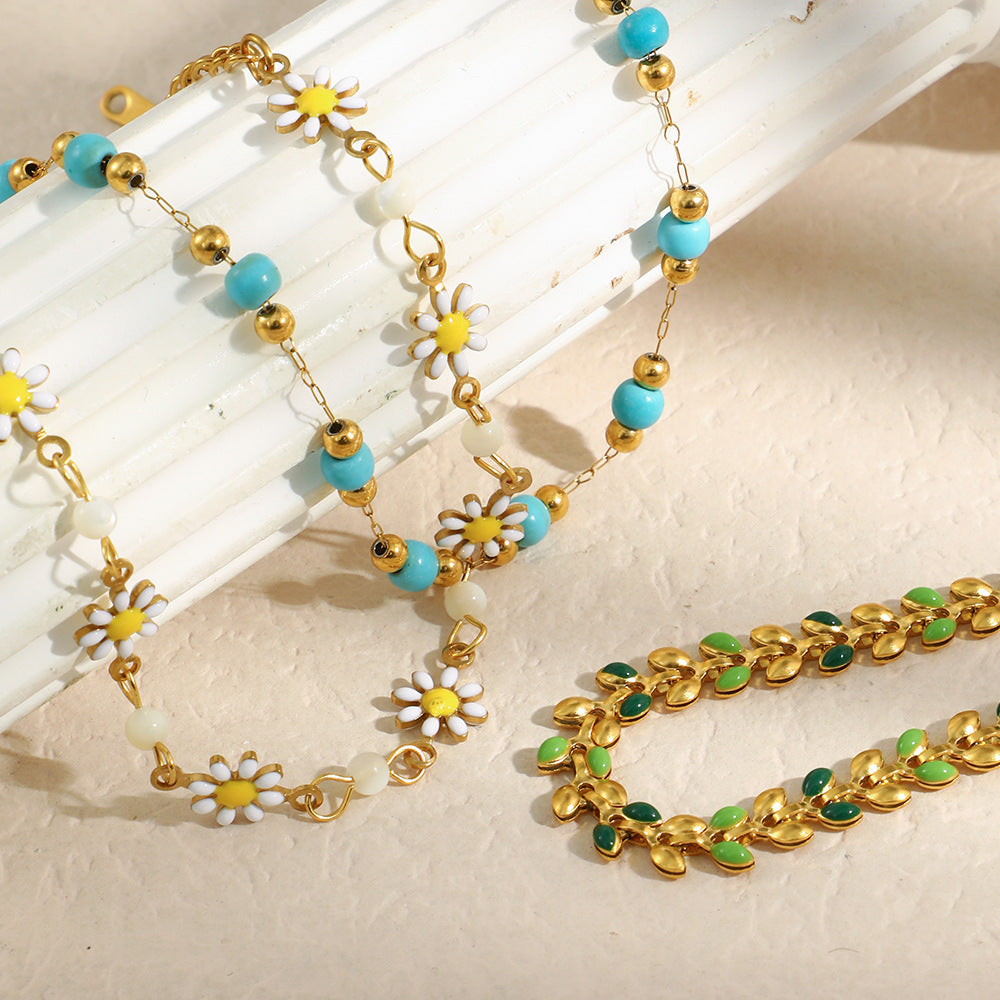 Pulsera minimalista de acero inoxidable con dije de margarita, detalles esmaltados y chapado en oro de 18 quilates para mujer