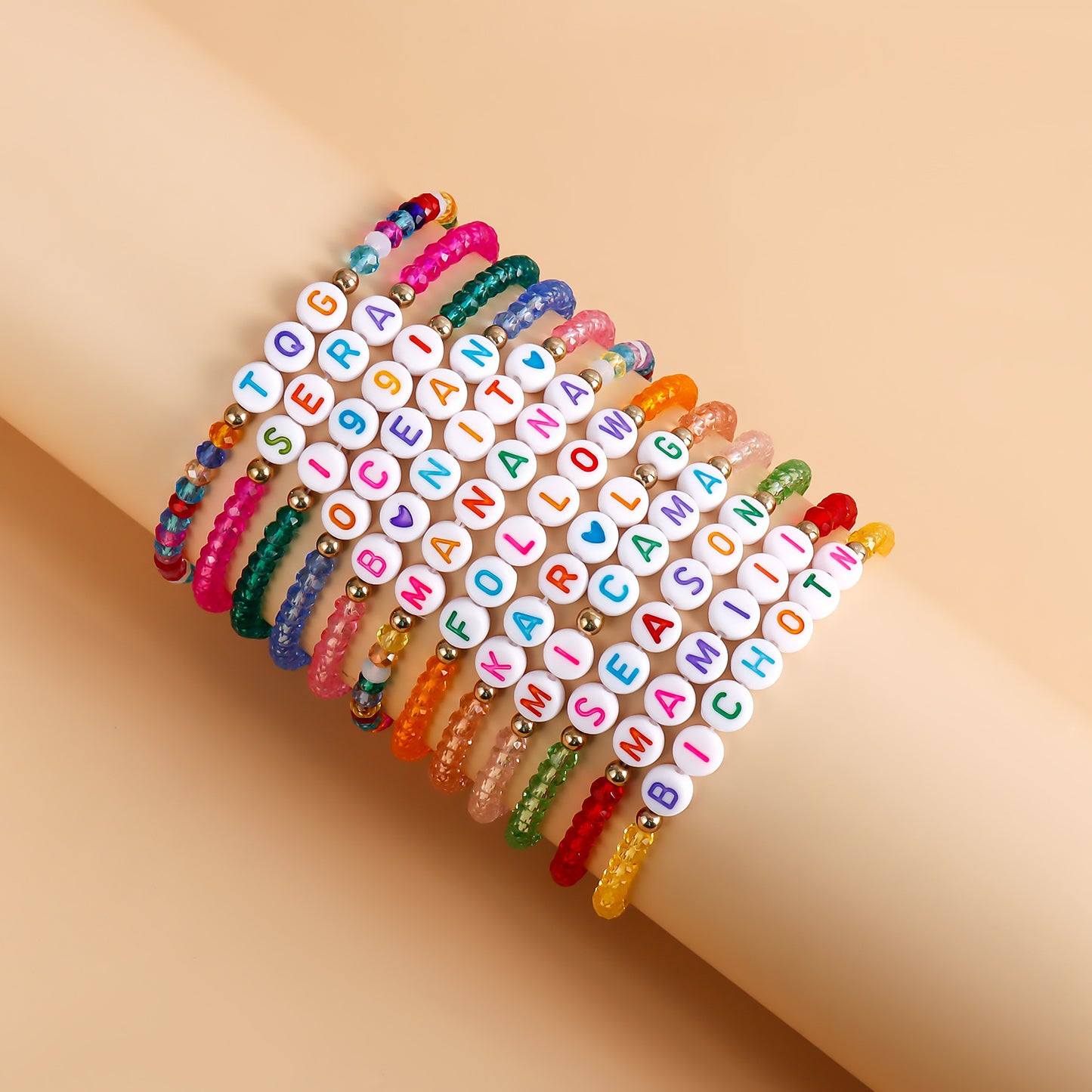 Set di bracciali con ciondoli a lettera in cristallo placcato, stile geometrico, per uomo e donna