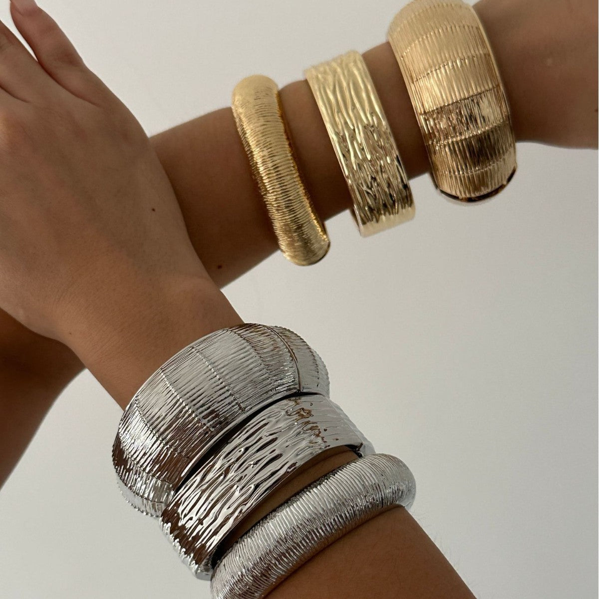 Bracciale rigido da donna in lega placcata, geometrico e ampio