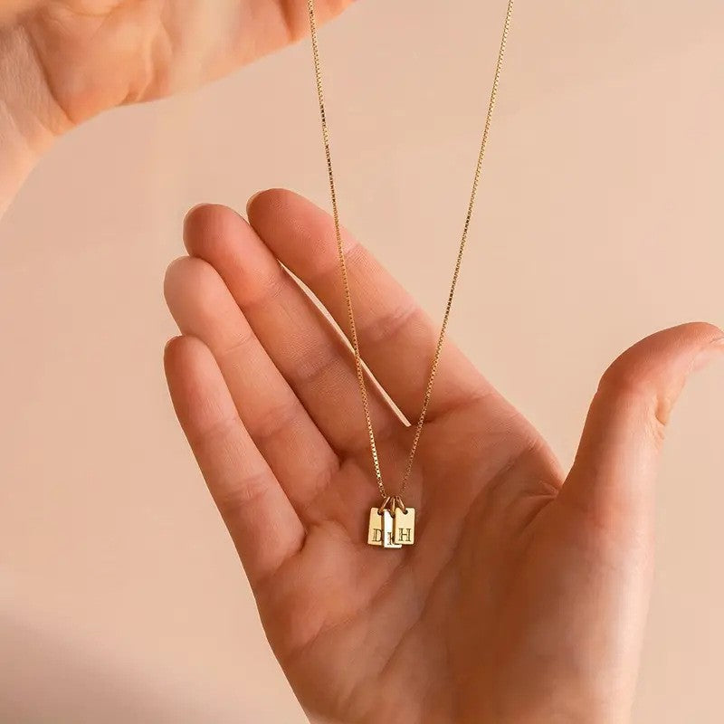 Collar con colgante de letra geométrica minimalista de acero inoxidable con baño de oro de 18 quilates para mujer