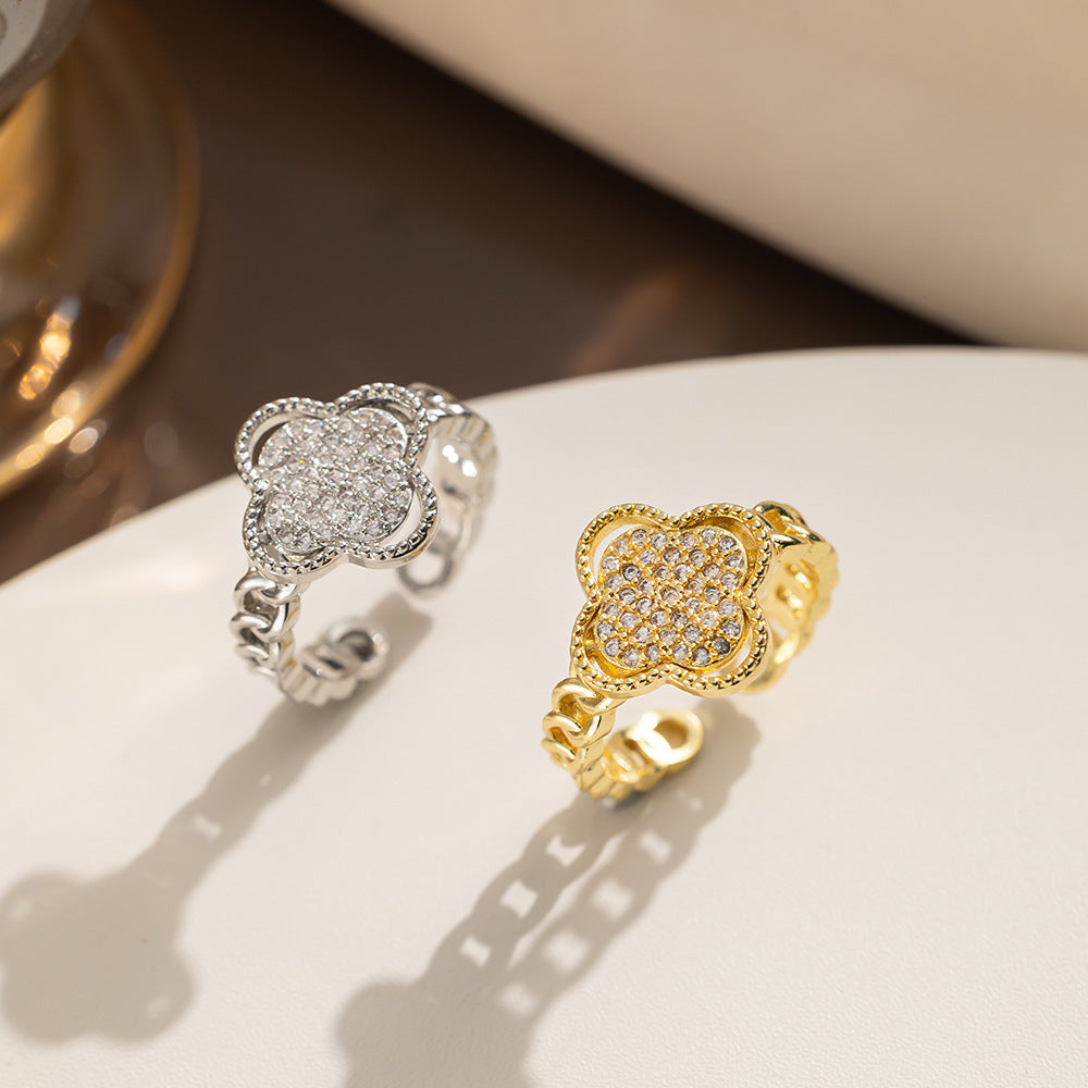 Anello da donna in acciaio al titanio a forma di quadrifoglio minimalista con intarsio di strass