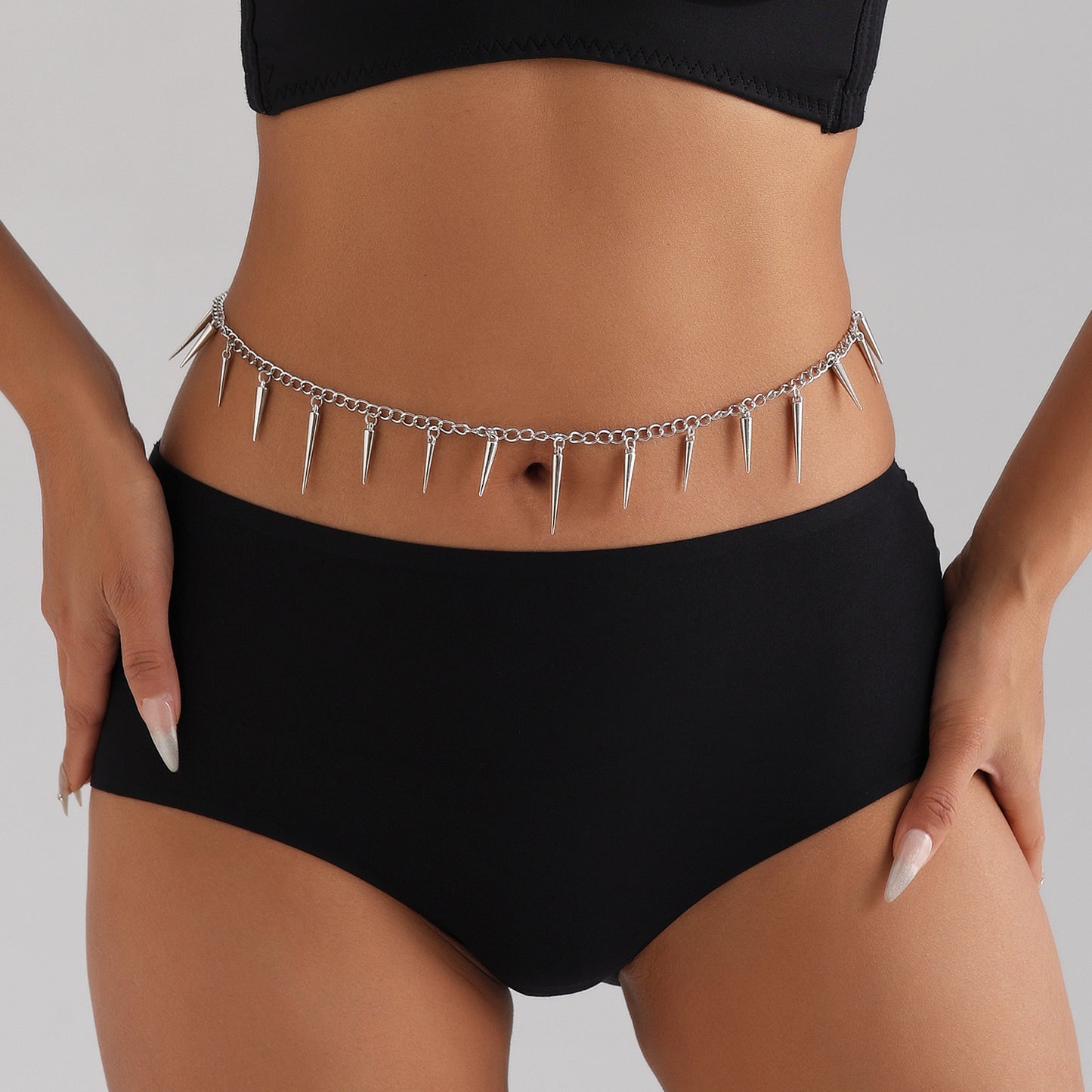 Cadena geométrica de estilo punk con tachuelas para mujer en metal con estética minimalista de lujo