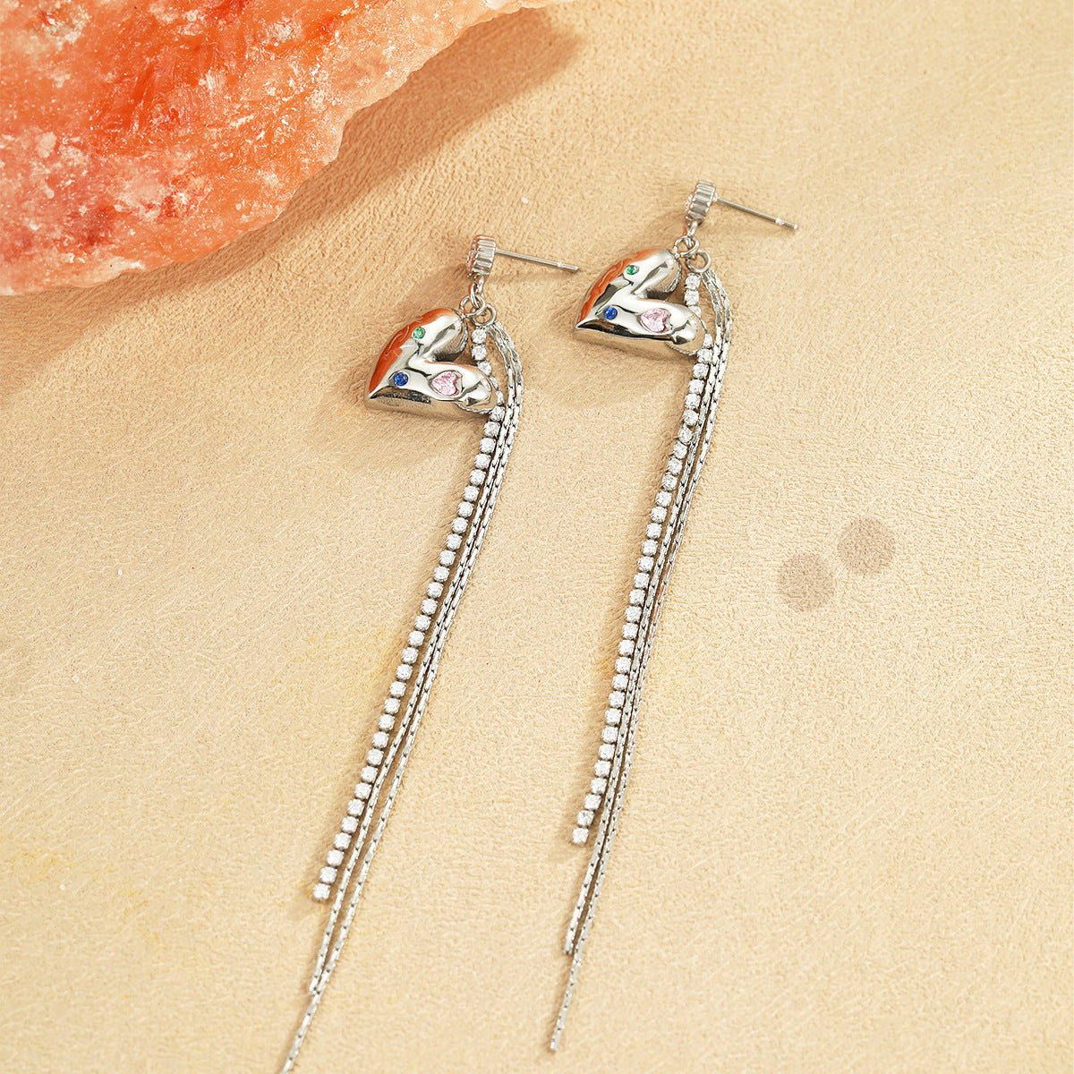 Orecchini pendenti da donna alla moda asimmetrici a forma di cuore con zircone in acciaio inossidabile e finitura galvanica