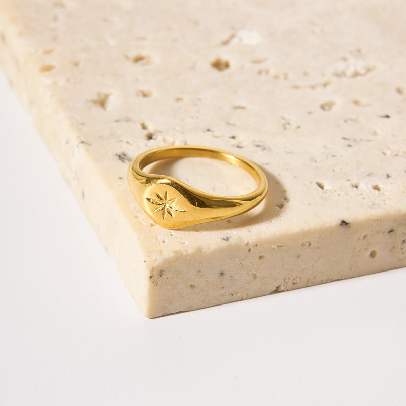 Anello da donna placcato oro in acciaio inossidabile, con stella esagonale geometrica d'ispirazione vintage e un'eleganza minimalista e chic