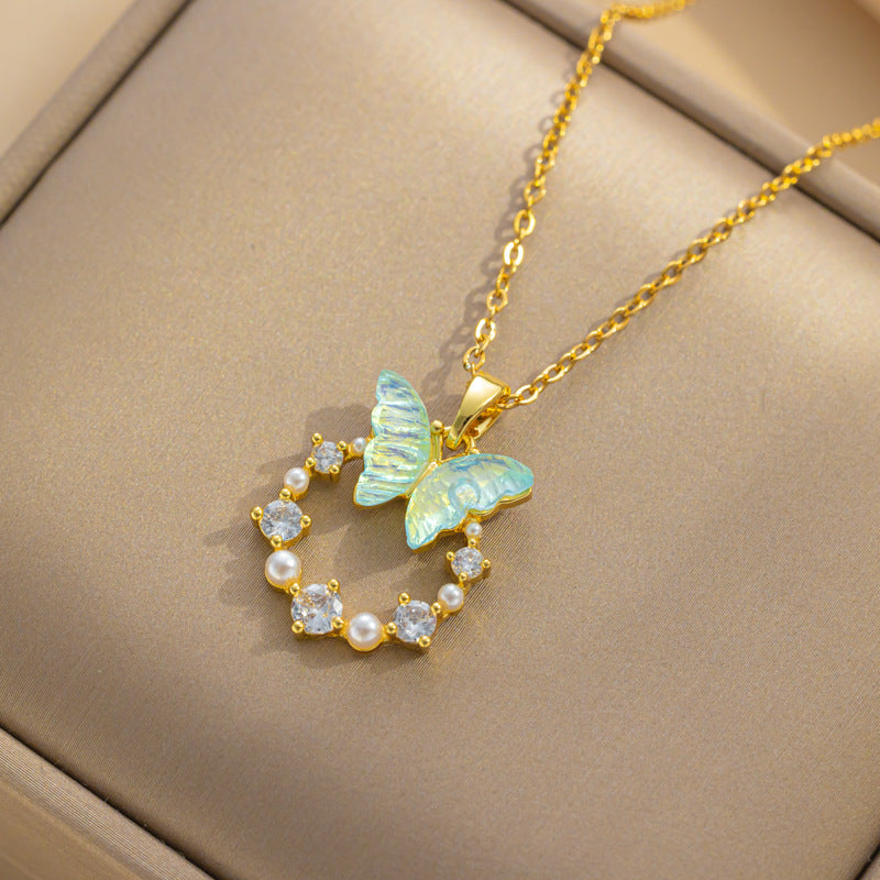 Collana da donna alla moda a forma di farfalla in acciaio inossidabile placcato sotto vuoto anallergico con zirconia microincastonata e dettagli in perle, design a catena a O