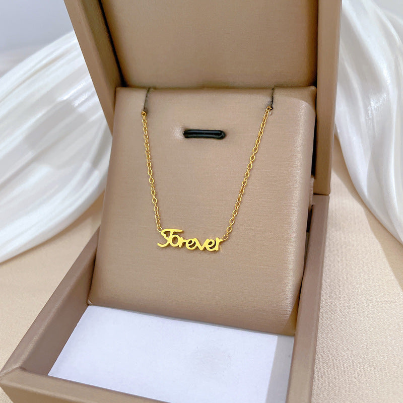 Collana minimalistica geometrica da donna placcata in acciaio al titanio con design pulito delle lettere e stile a catena per clavicola