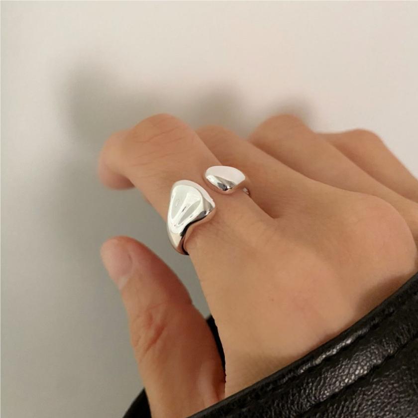 Anillo minimalista geométrico de plata para mujer con detalles florales, plata de ley 925, acabado galvanizado