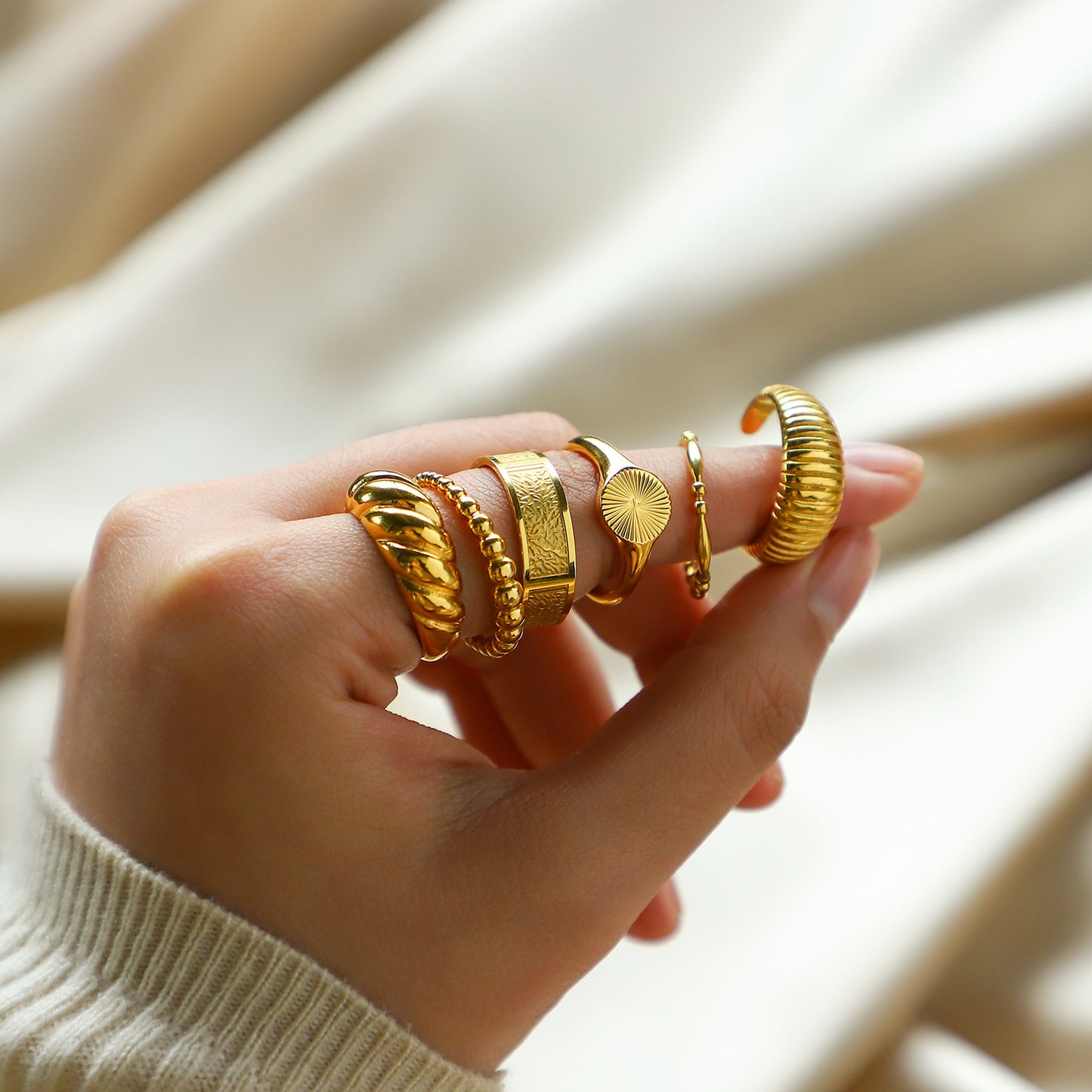 Anillo minimalista geométrico de acero inoxidable con chapado al vacío de 18 quilates para mujer