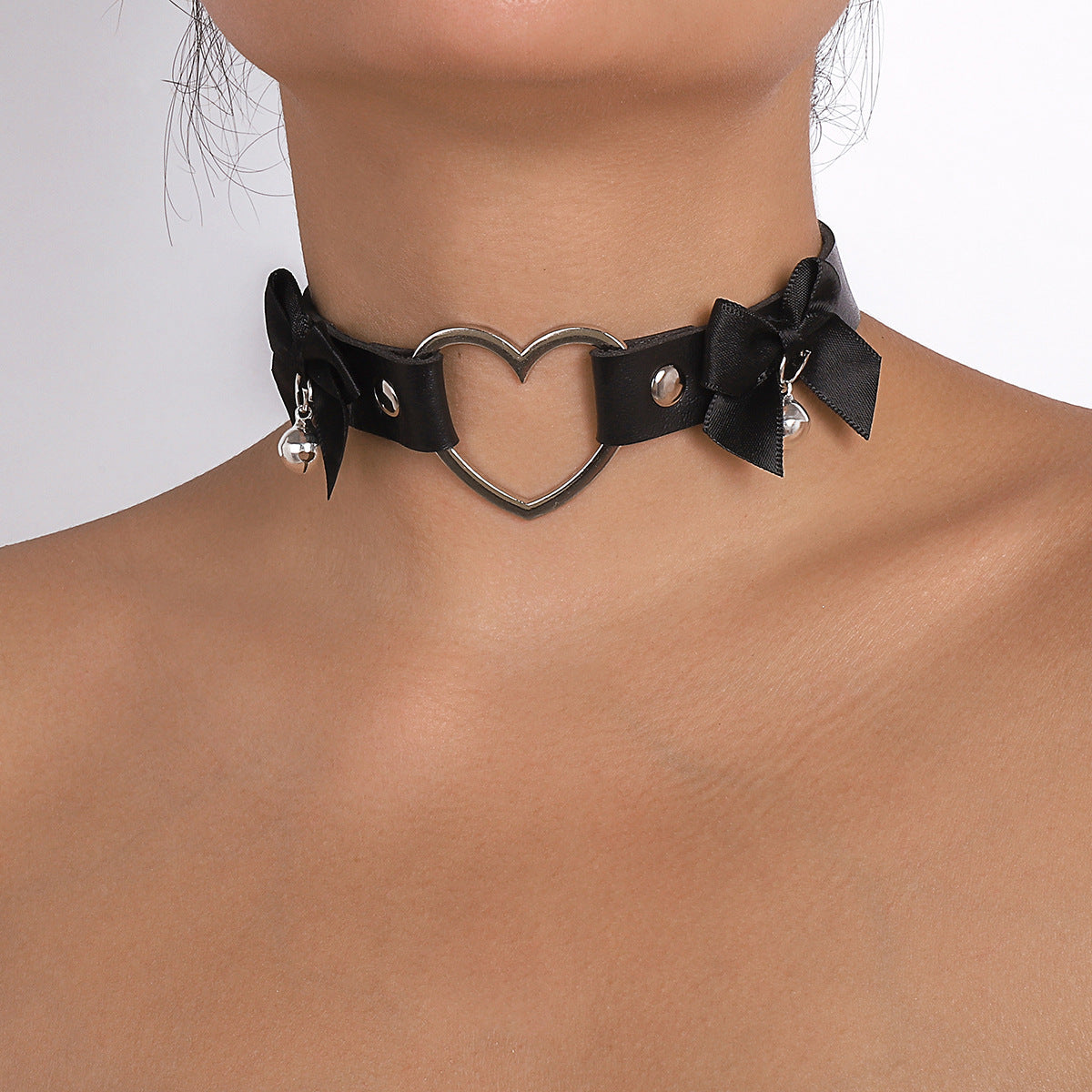 Collar Gargantilla Corazón Geométrico Dulce y Atrevido con Diseño de Lazo en Cuero PU y Aleación con Acabado Artesanal