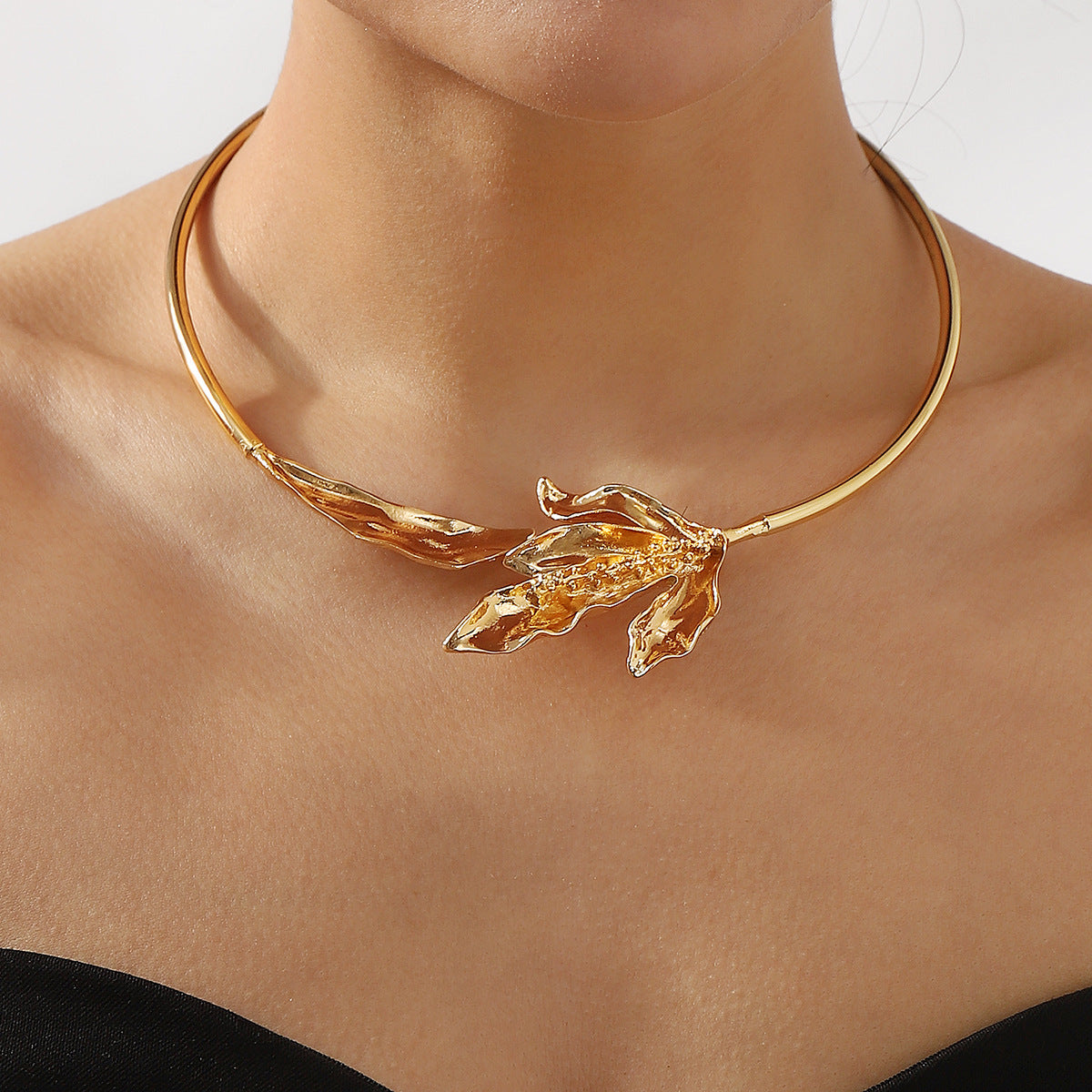Collana con ciondolo a foglia botanica vintage da donna, girocollo in lega con catena delicata e medaglione