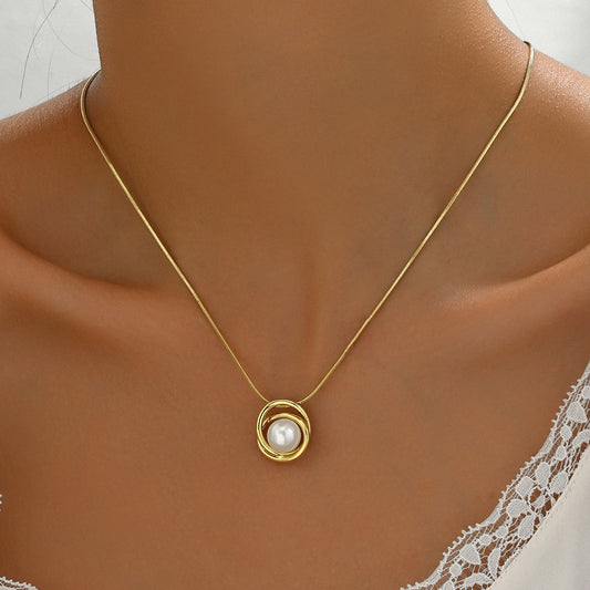 Collana da Donna Elegante e Minimalista in Rame, Intarsiata con Perle, con Pendente Geometrico Circolare Intrecciato e Design Delicato per la Clavicole
