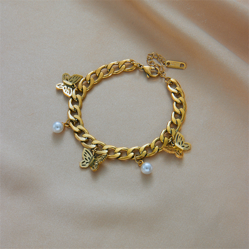 Collar Minimalista Retro con Colgante de Mariposa en Acero de Titanio con Acabado Chapado y Acentos de Perlas