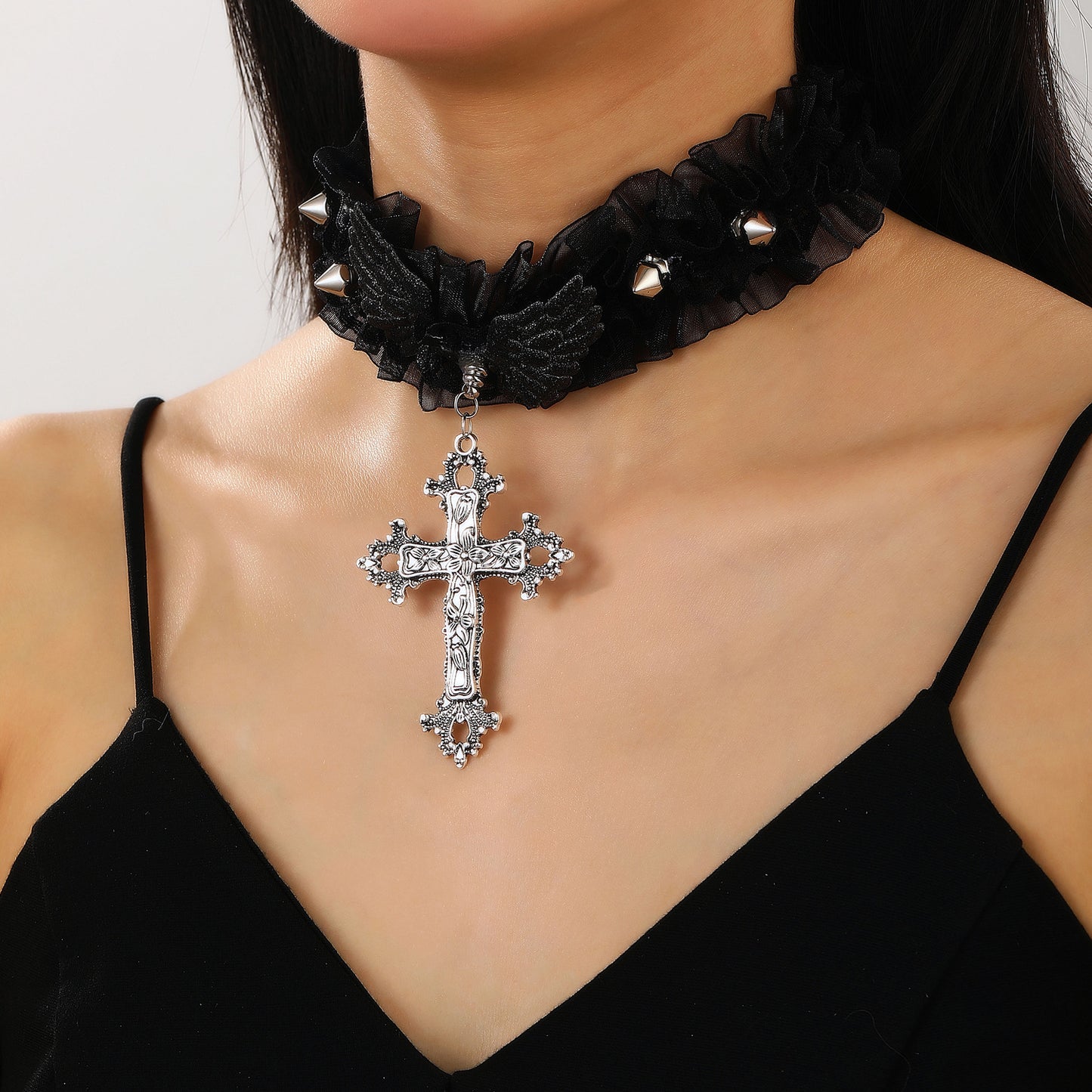 Collana gotico-punk a croce con dettagli a rivetto e motivo floreale a vite da donna, ciondolo in lega galvanizzata su catena in tessuto