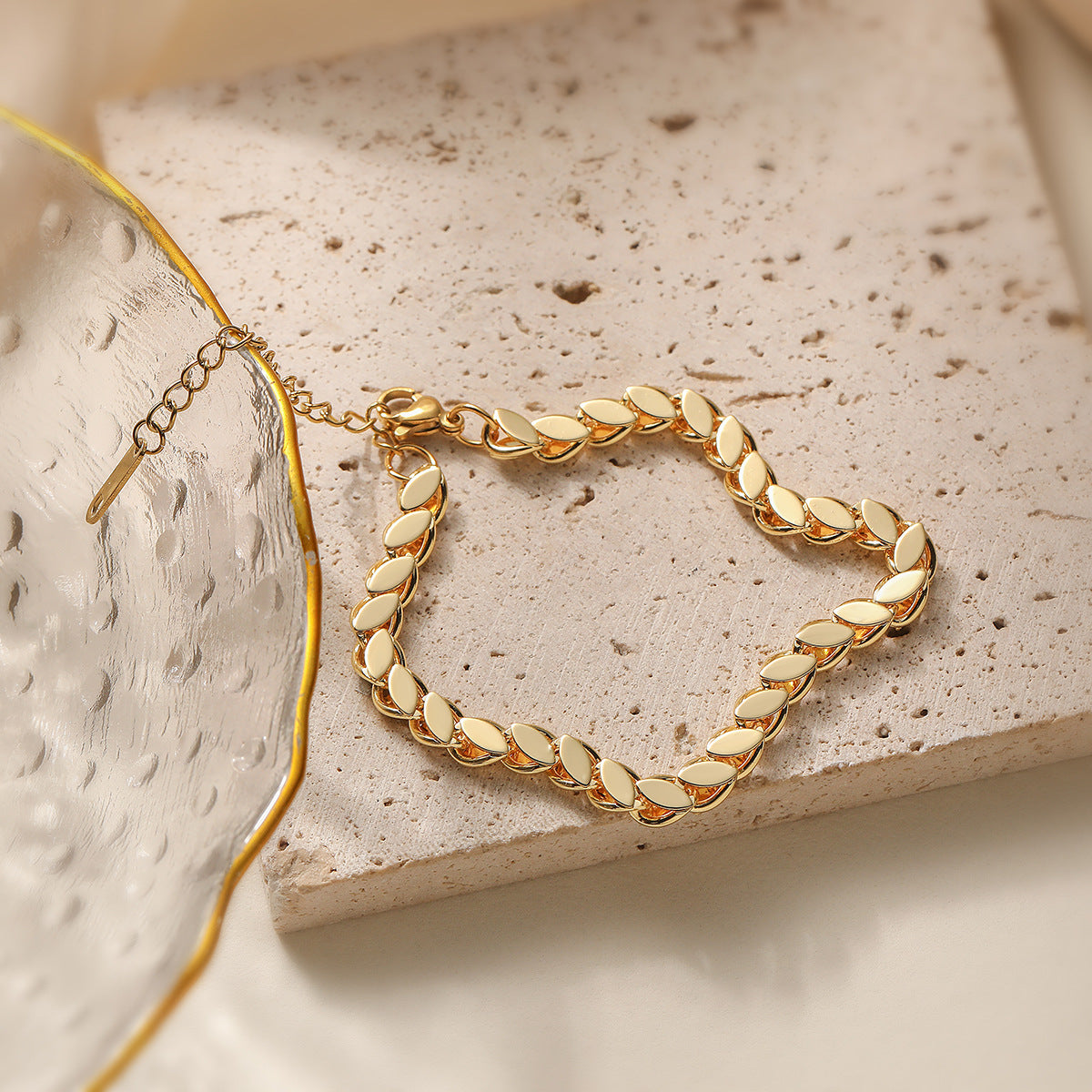 Bracciale vintage geometrico in acciaio inossidabile da donna con placcatura in oro 18 carati, design irregolare, accessorio alla moda per tutti i giorni