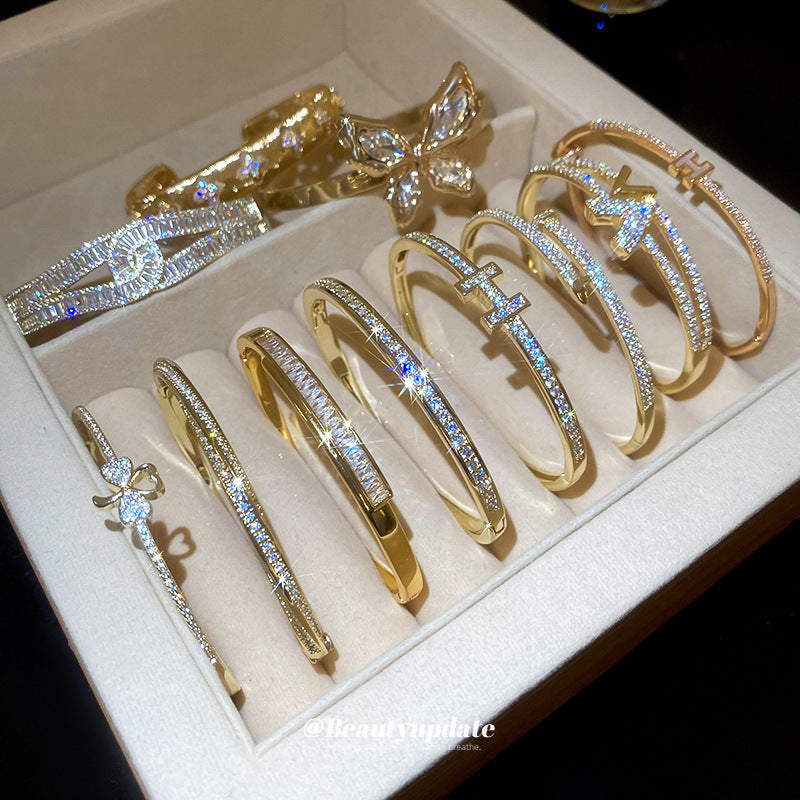 Pulsera tipo brazalete de aleación de cobre bañada en oro de lujo con incrustaciones de diamantes de imitación para mujer