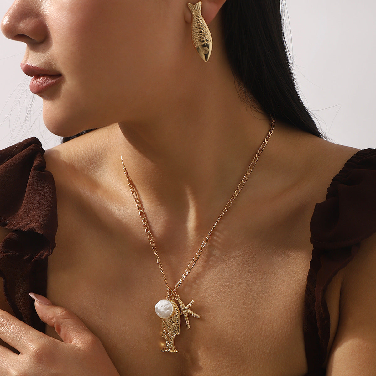 Collar con colgante minimalista de aleación con forma de pez y acabado chapado para mujer, cadena de clavícula inspirada en el océano