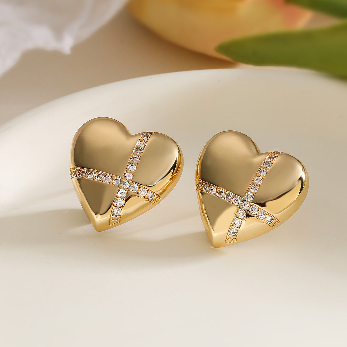 Orecchini a Cuore Minimalisti in Rame con Placcatura in Oro Vero e Zirconi Micro-Pavé per Donna