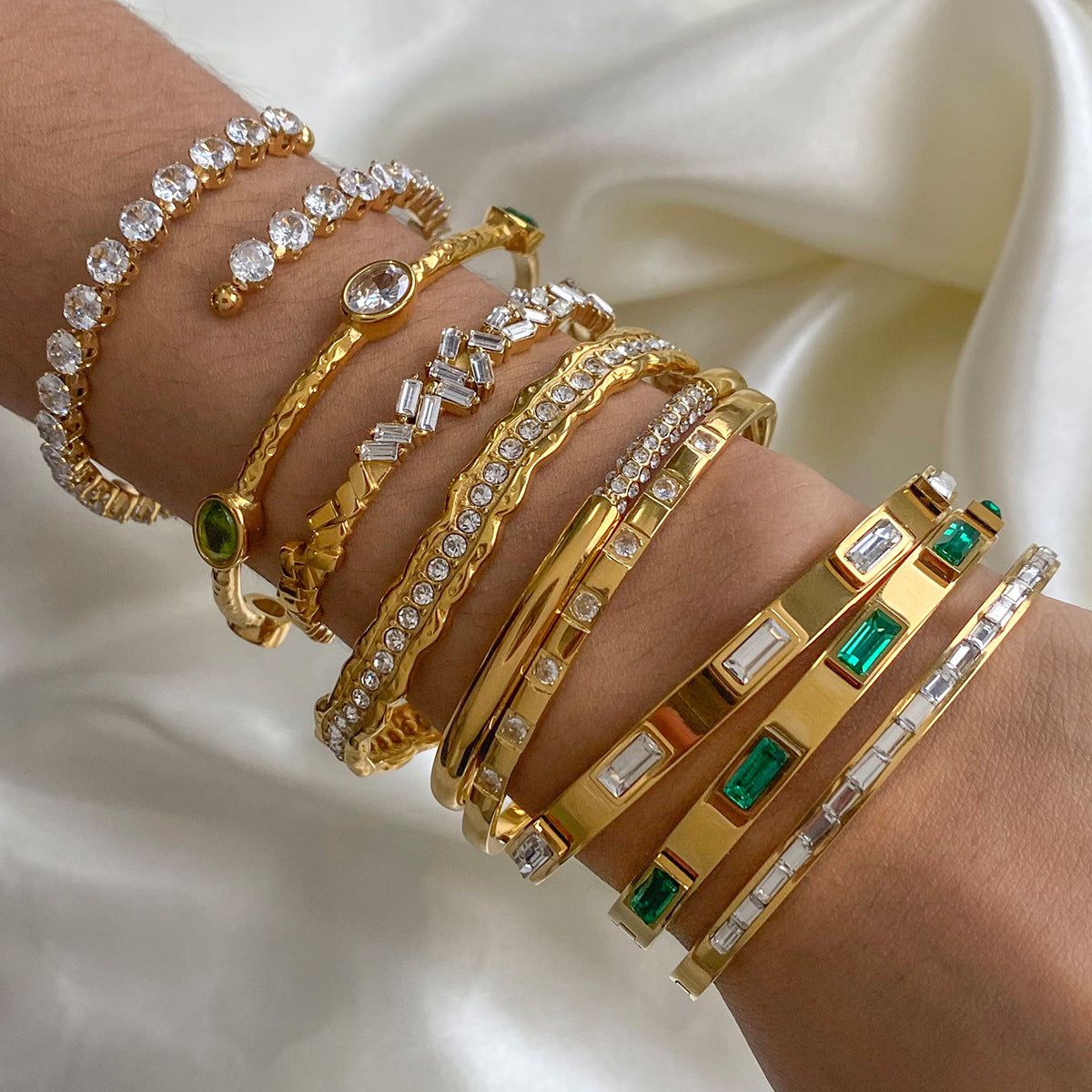 Pulsera minimalista geométrica de acero inoxidable enchapado con circonitas para mujer