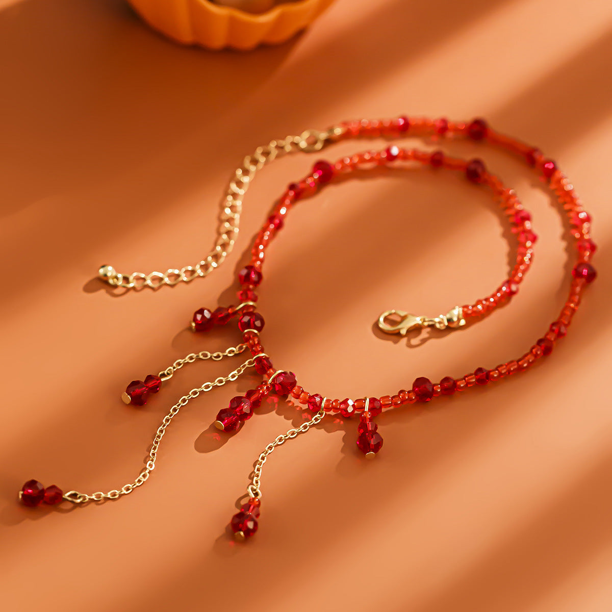 Gargantilla Temática de Halloween con Colgante de Cristal de Gota de Sangre, Diseño Geométrico, Detalles de Borlas y Cadena, Hecho a Mano para Mujer