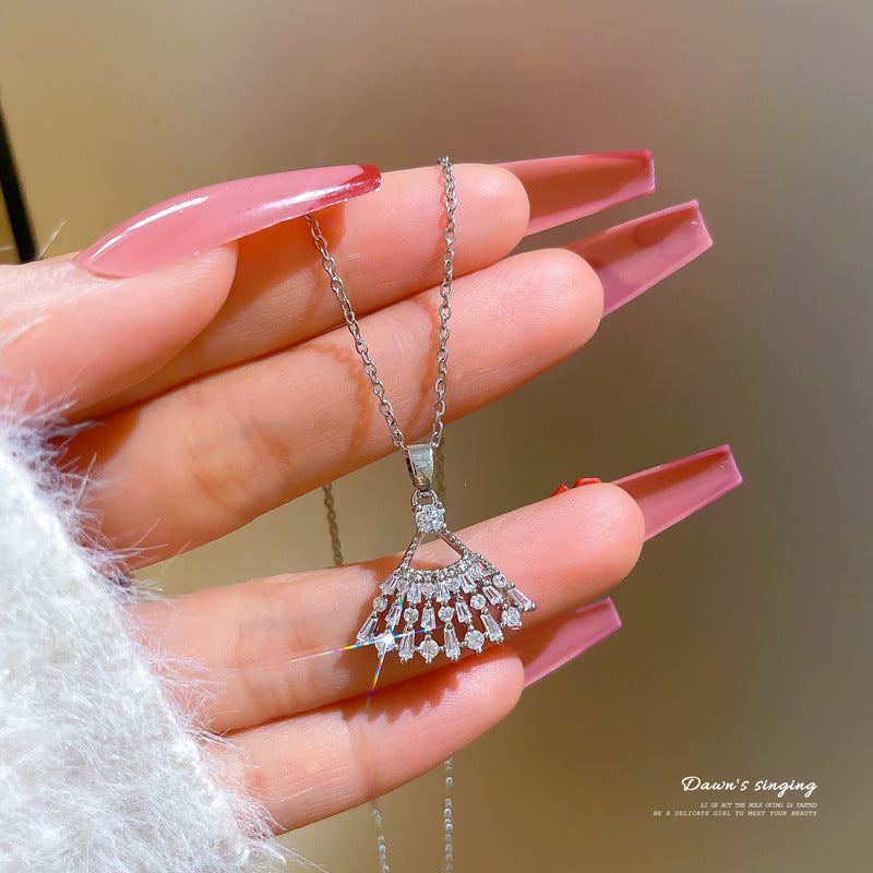 Collana Minimalista con Catena a Labbra in Acciaio al Titanio con Pendente in Rame e Intarsio di Strass