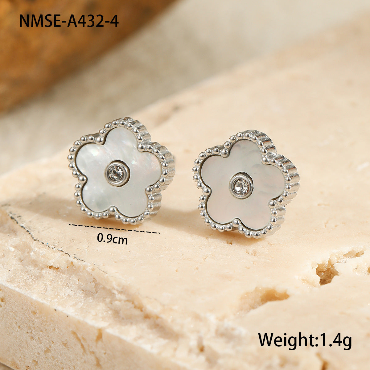 Fashion Minimalist Five-Petal Flower Mother-of-Pearl Pendant Necklace Set in Stainless Steel with Plated Finish