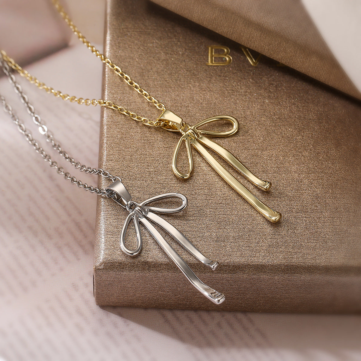 Collana da donna minimalista a forma di fiocco con base in rame e placcatura in oro vero