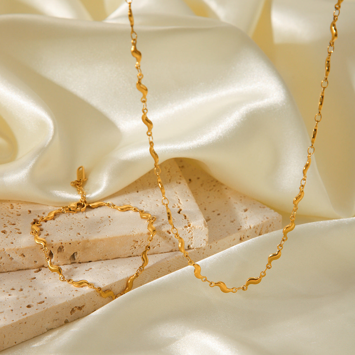 Wavy Geometric Stainless Steel Necklace for Women with Plated Finish and Water Wave Chain Design