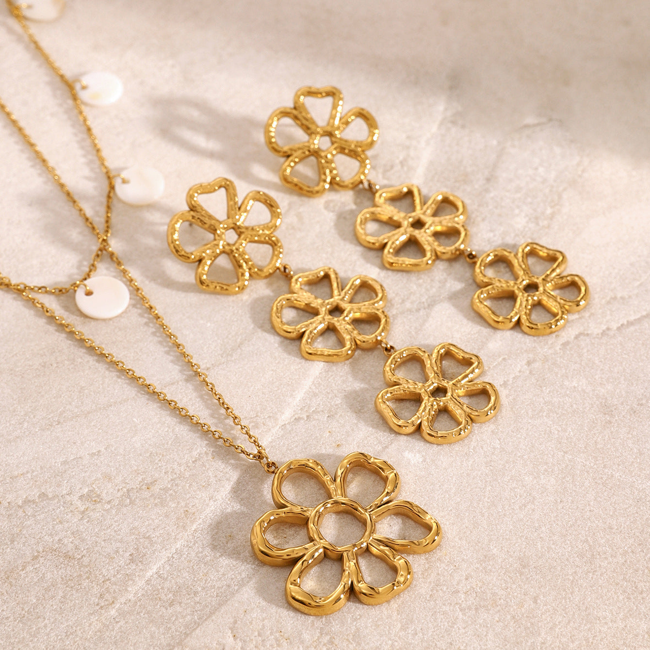 Elegant 18K Gold Plated Floral Stainless Steel Necklace with Titanium Steel Pendant for Women