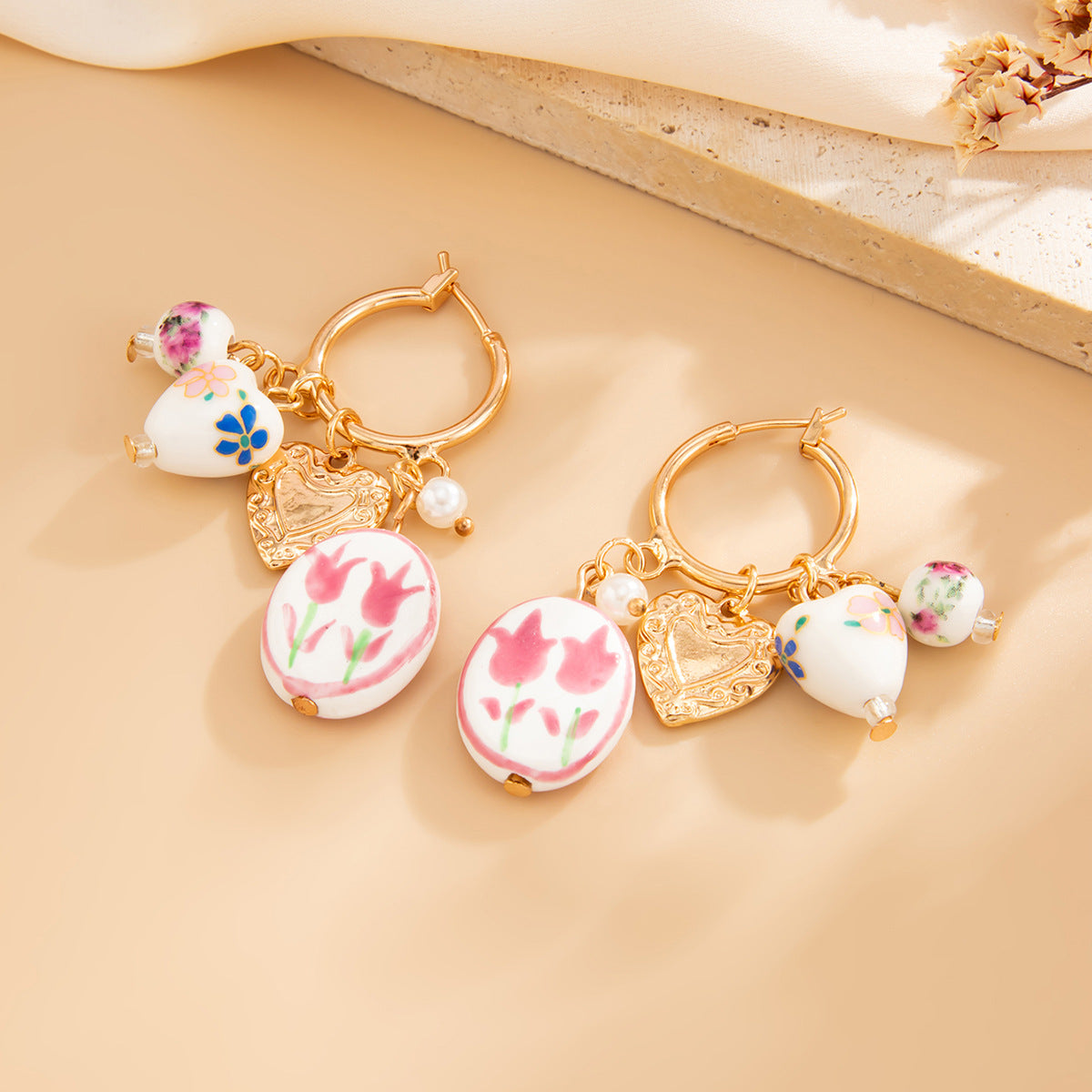 Orecchini vintage in ceramica a forma di cuore e floreali da donna con perni in acciaio inossidabile e finitura galvanizzata