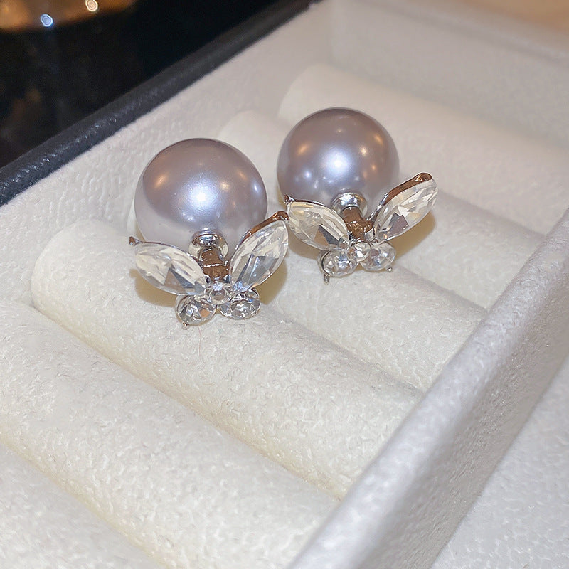 Elegantes pendientes florales de perlas con postes de plata chapados en oro para mujer