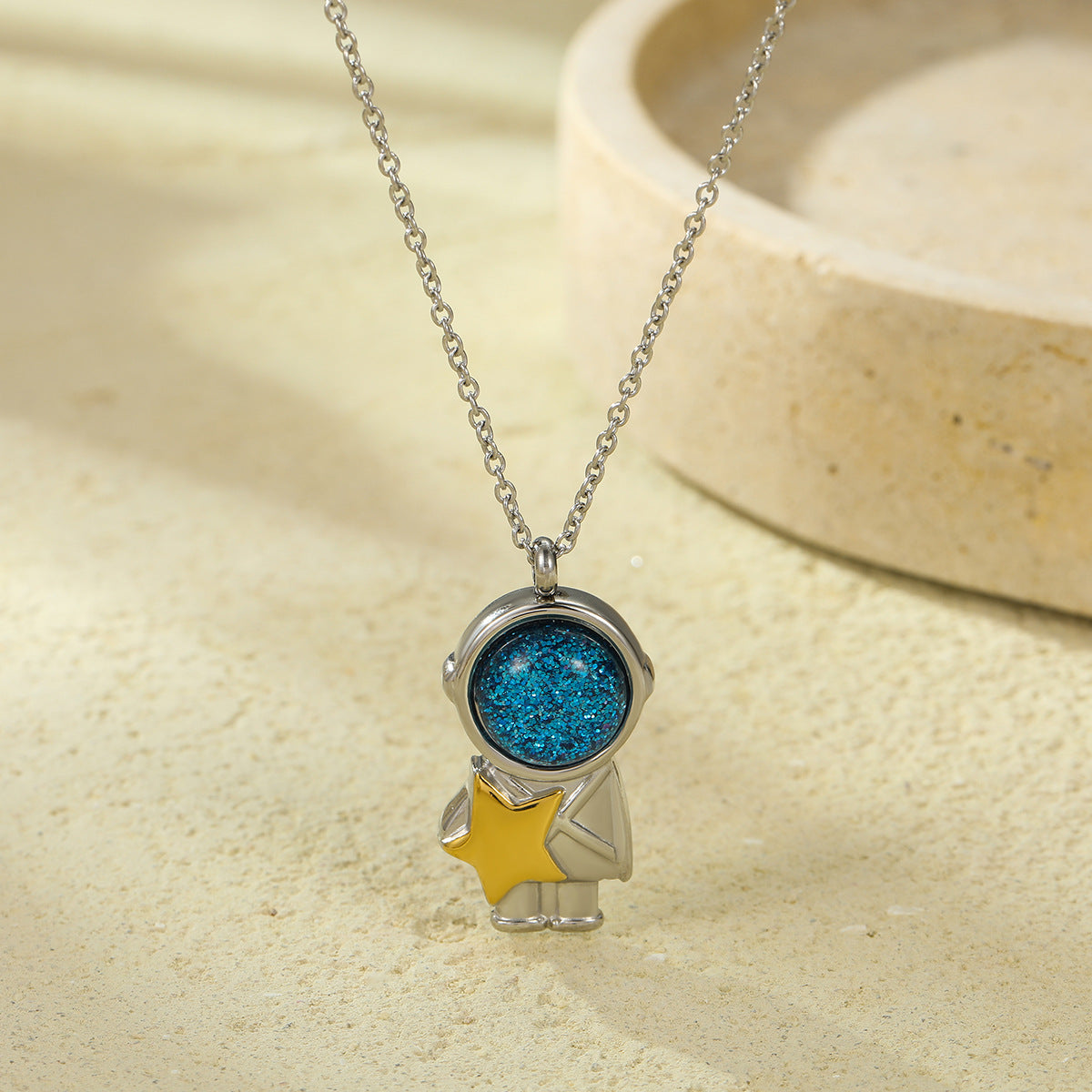 Collar con colgante de acero inoxidable en forma de astronauta creativo con motivos de estrellas y luna para mujer
