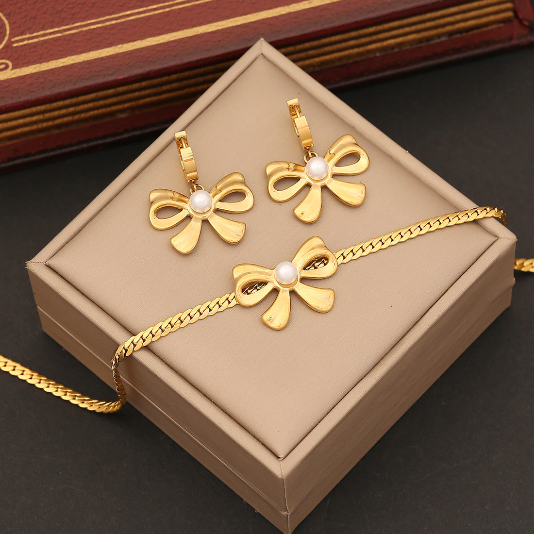 Collana da donna alla moda in acciaio inossidabile con fiocco, intarsio di strass, finitura lucida, catena a serpente piatta, gioielli con pendente geometrico