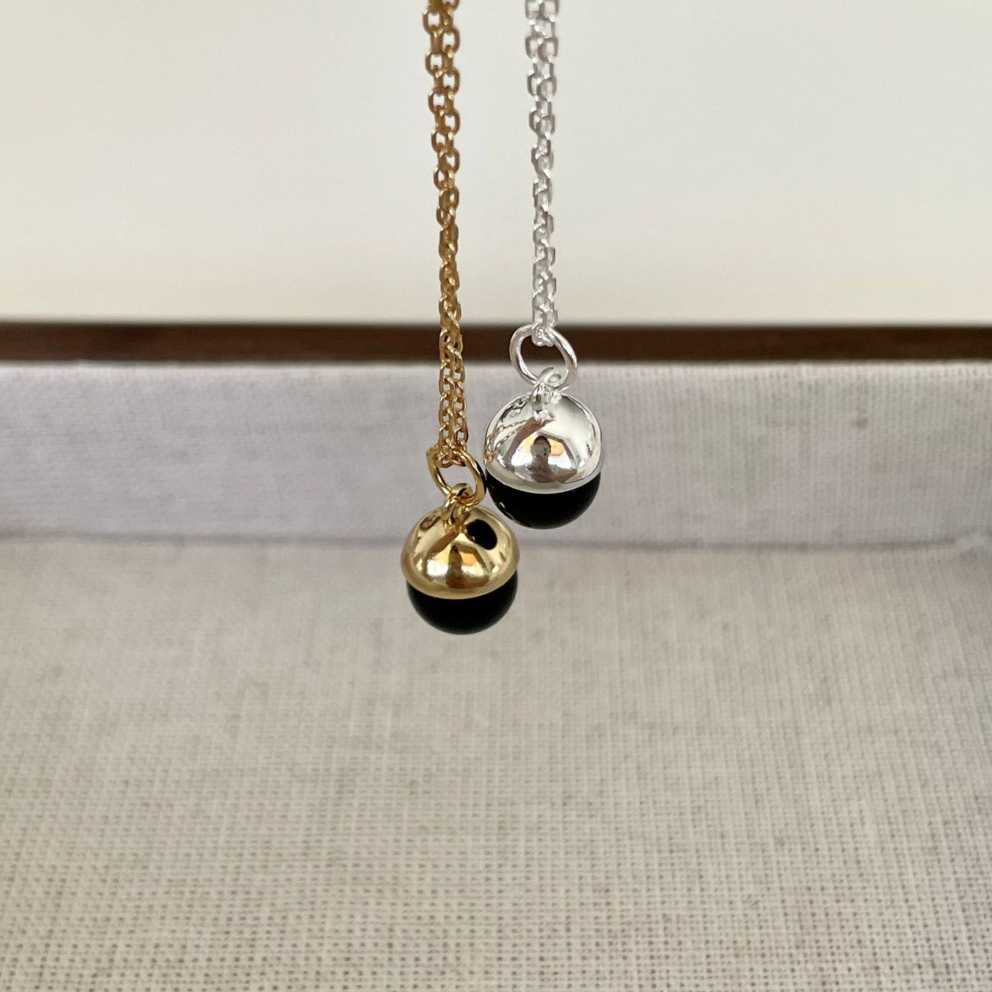 Collana minimalista con catena a maglie sferiche geometriche in argento sterling 925 con perla in agata nera