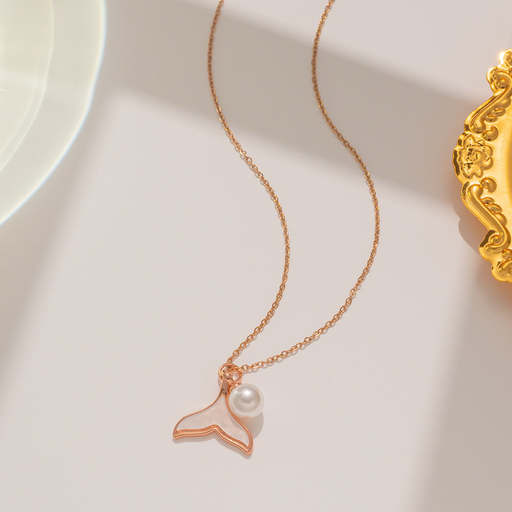 Collana con pendente a coda di pesce geometrica con perla da donna in acciaio al titanio placcato oro