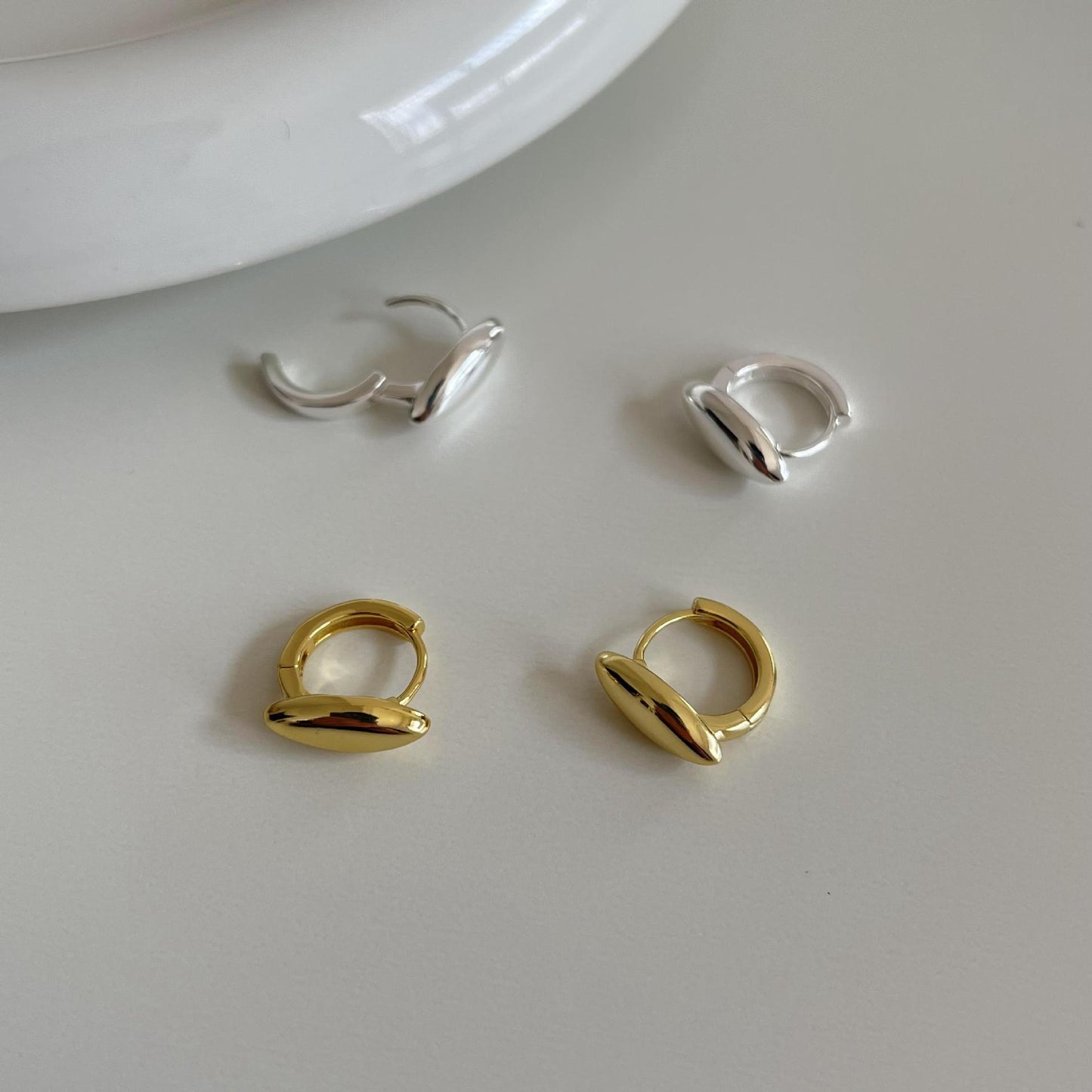 Orecchini Minimalisti a Forma di Foglia d'Ulivo in Argento Sterling 925 con Intarsio di Strass